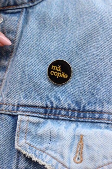 insigna metalica aurie "ma, copile"