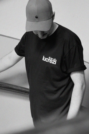 tricou unisex negru "fa-te ca lucrezi"