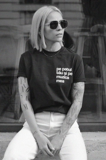 tricou unisex negru "pe patul tău și pe muzica mea"
