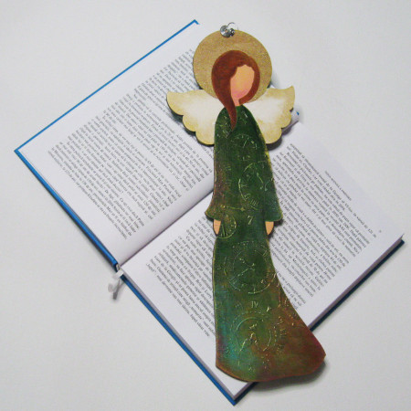 ingeras cu rochie verde si textura in relief, pictat pe lemn