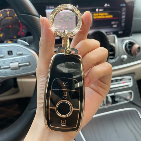 Husa de protectie premium pentru cheia auto Mercedes Benz Elegance Luxury este o alegere excelenta pentru orice proprietar de Mercedes Benz care doreste sa-si protejeze cheia auto pretioasa. Aceasta husa de protectie de inalta calitate este fabricata dint