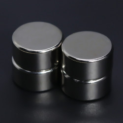 Magnet neodim puternic, formă disc, placat cu nichel, N42, forță aproximativ 11 kg Magnet neodim de dimensiuni medii cu o puternică forța de atracție, poate susține pană la 11 kg in plan vertical. Este magnetul potrivit dacă doriți sa va construiți propri