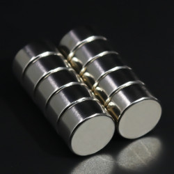 Magnet neodim puternic, formă disc, placat cu nichel, N42, forță aproximativ 11 kg Magnet neodim de dimensiuni medii cu o puternică forța de atracție, poate susține pană la 11 kg in plan vertical. Este magnetul potrivit dacă doriți sa va construiți propri