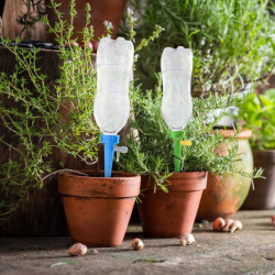 Kit de irigare a plantelor irigator cu supapa de picurare Fabricat din plastic, sigur si ecologic.  Picuratorul poate controla debitul in functie de necesitatile plantei. Ofera cantitati diferite de apa pentru diferite plante si flori.  Setul este perfect