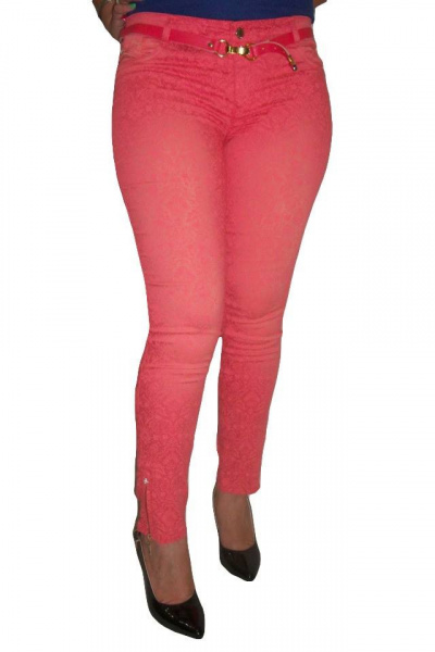 Pantaloni casual, corai, mulati, picioarele sunt puse in evidenta