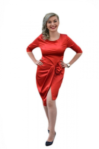Rochie feminina, cu o crepatura pe piciorul stang, rosie