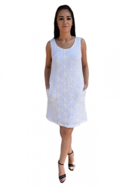 Rochie trendy cu croi lejer, design floral, realist, pe fond alb