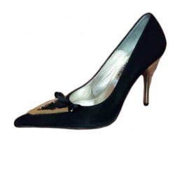 Pantof negru cu pandantiv auriu in forma de V si varf ascutit