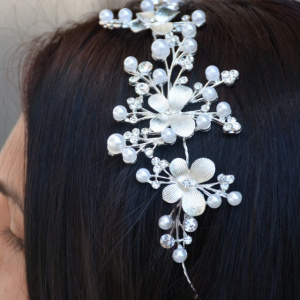 Agrafa eleganta tip coronita eleganta cu perle si strasuri fine
