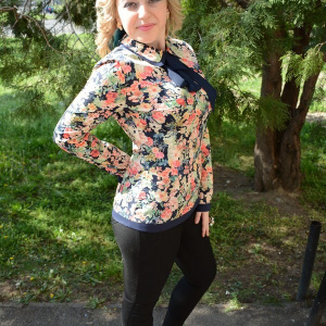 Bluza eleganta, multicolora cu esarfa bleumarin