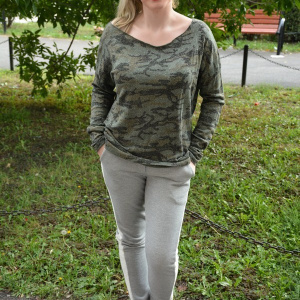 Bluza in tendinte, verde, inchis cu imprimeu rafinat, aspect lucios