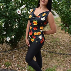 Bluza lejera de culoare neagra cu design de flori viu colorate