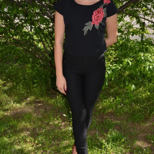 Bluza tinereasca scurta in talie, neagra cu design de floare rosie