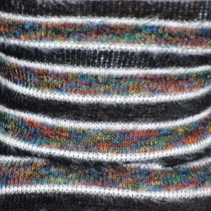 Bluza tricotata,model multicolor ,nuanta neagra