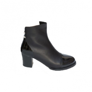 Botina scurta de culoare neagra, cu varf rotund si toc gros