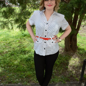 Camasi cu maneca scurte , de culoare alba cu buline negre