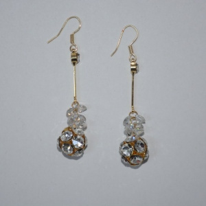 Cercei fashion cu forma alungita, cristale argintii in metal auriu