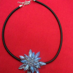 Colier chic, modern, de diferite nuante, model la baza gatului