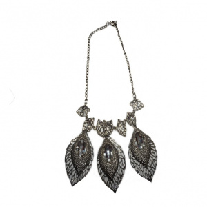 Colier elegant si original, culoare argintie cu cristale
