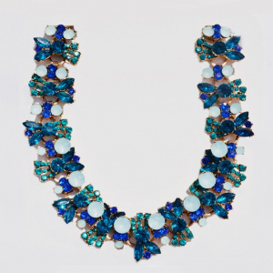 Colier trendy cu design elegant din strasuri si cristale colorate