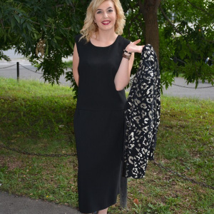Costum de ocazie, marimi mari, in nuante de negru-auriu, negru-alb