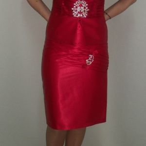 Costum elegant cu fusta scurta, din saten rosu, cu insertii argintii