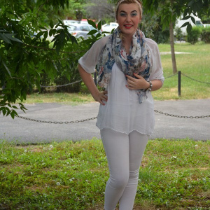 Esarfa bleumarin cu model de flori multicolore, model clasic