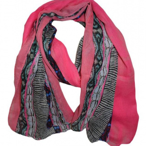 Esarfa fashion de culoare roz cu dungi colorate, late, pe margini