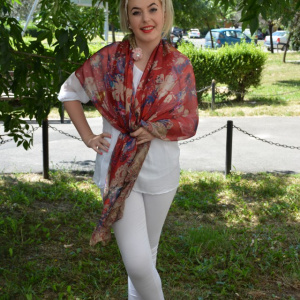 Esarfa rosie cu imprimeu de flori multicolore, material matasos
