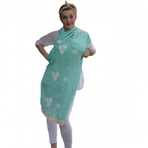 Esarfa turcoaz cu design broderie contrastanta si franjuri scurte