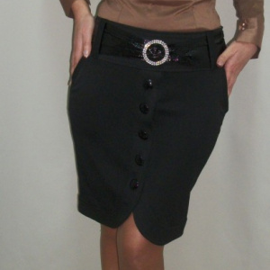 Fusta eleganta, neagra, cu design petrecut, accesorizata cu nasturi