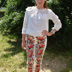 Pantalon feminin cu imprimeu floral multicolor pe fond alb