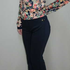 Pantalon la moda, nuanta de bleumarin, buzunare apretate