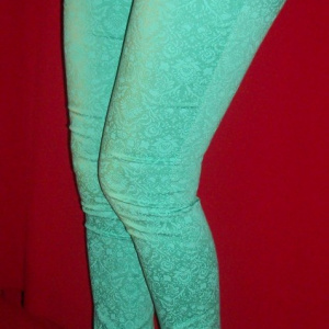 Pantaloni casual, de culoare verde deschis, cu fermoare la glezne