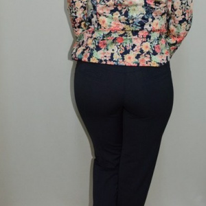 Pantaloni lungi ,de culoare bleumarin, croi drept pe picior