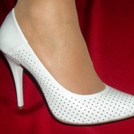 Pantofi albi din piele naturala, perforati, cu toc elegant inalt