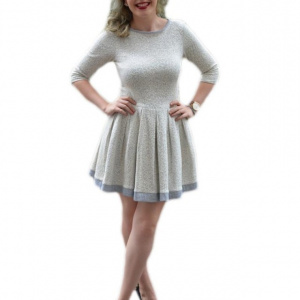 Rochie alba superba, cu imprimeu tip brodat si fusta scurta in clos
