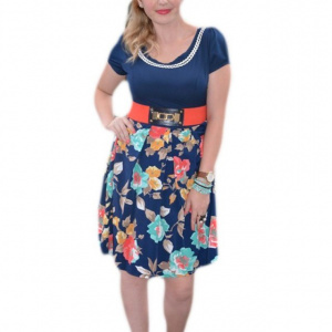 Rochie casual, pe bleumarin, cu pliuri in partea inferioara si imprimeu floral