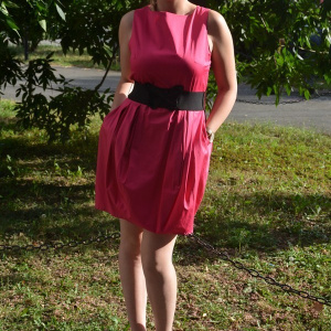 Rochie de culoare roz, model gogosar cu curea lata in talie