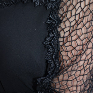 Rochie neagra de ocazie, din material elastic lucios si voal peste