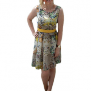 Rochie tinereasca de zi, cu croiala evazata si design multicolor