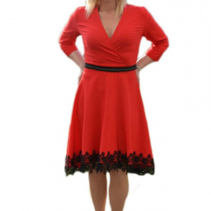 Rochie trendy de nuanta rosie, decolteu in V, insertie de dantela