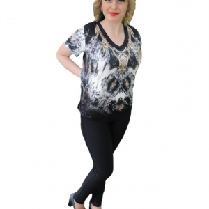 Tricou negru cu imprimeu modern, chic, si strasuri mici aurii