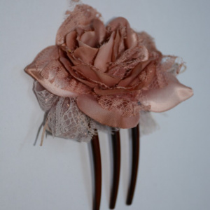 Agraf in forma de trandafir, nuanta de mov si maro, design chic,crem,roz