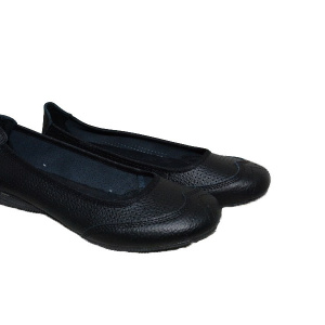 Balerin simplu, nuanta de negru, design de perforatii aplicate