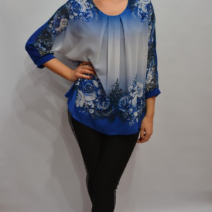 Bluza albastra cu imprimeu de flori si strasuri, model pentru ocazii