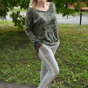 Bluza in tendinte, verde, inchis cu imprimeu rafinat, aspect lucios