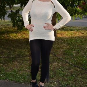 Bluza rafinata , de culoare alba cu fermoare aurii