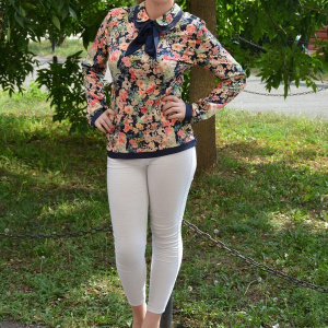 Bluza rafinata , de culoare bleumarin cu flori multicolore