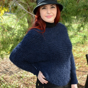 Bluza tinereasca din material gros, calduros, de culoare bleumarin